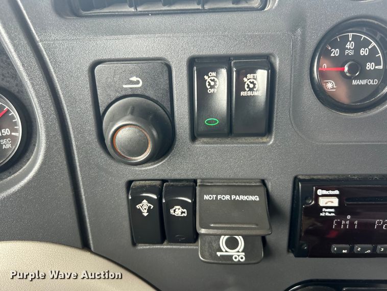 image for item EG1268 2019 Peterbilt  579 semi truck