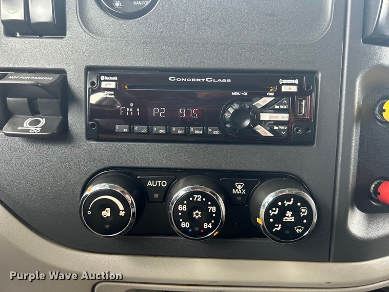 image for item EG1268 2019 Peterbilt  579 semi truck