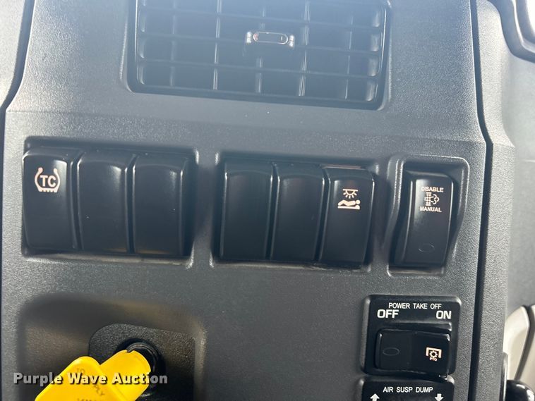 image for item EG1268 2019 Peterbilt  579 semi truck