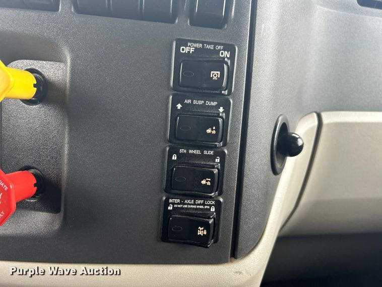 image for item EG1268 2019 Peterbilt  579 semi truck