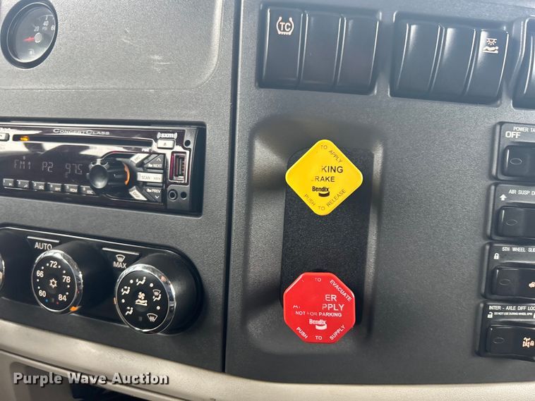 image for item EG1268 2019 Peterbilt  579 semi truck