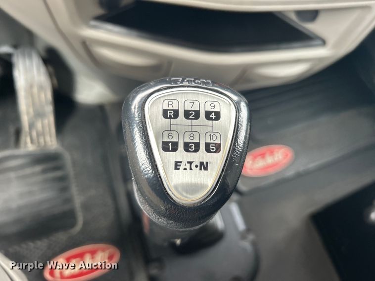 image for item EG1268 2019 Peterbilt  579 semi truck