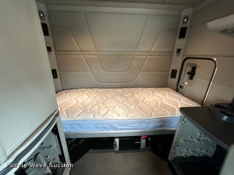 image for item EG1268 2019 Peterbilt  579 semi truck