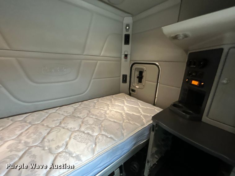 image for item EG1268 2019 Peterbilt  579 semi truck