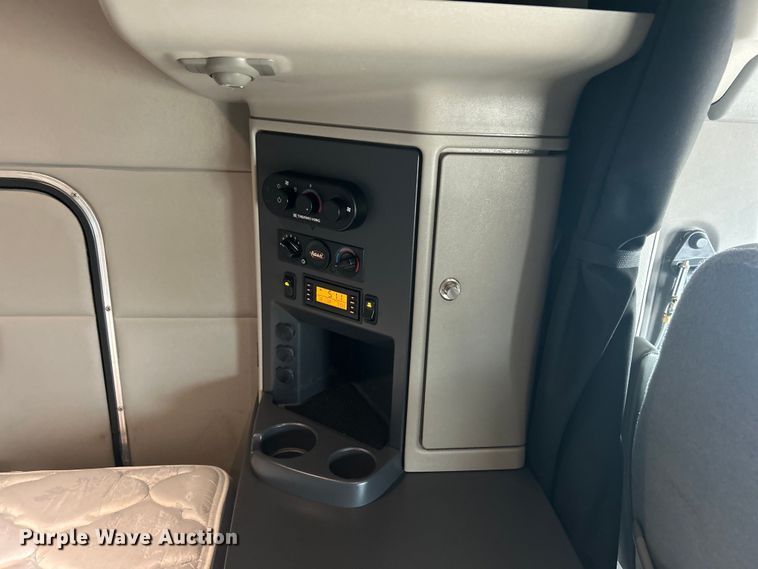 image for item EG1268 2019 Peterbilt  579 semi truck