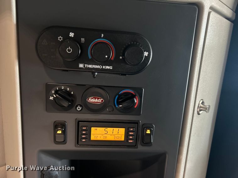 image for item EG1268 2019 Peterbilt  579 semi truck