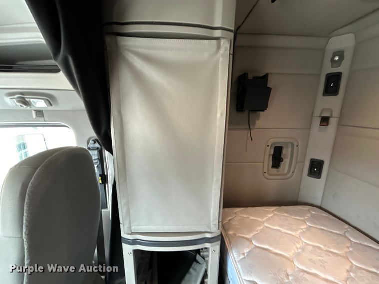 image for item EG1268 2019 Peterbilt  579 semi truck