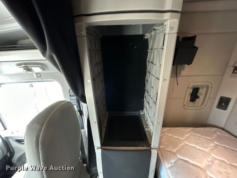 image for item EG1268 2019 Peterbilt  579 semi truck