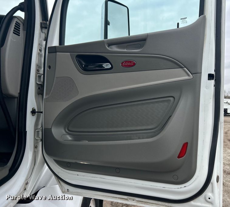 image for item EG1268 2019 Peterbilt  579 semi truck