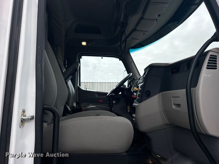 image for item EG1268 2019 Peterbilt  579 semi truck
