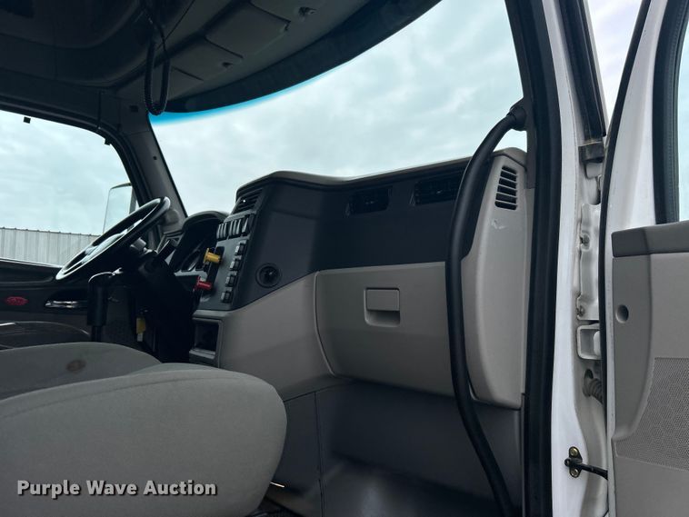image for item EG1268 2019 Peterbilt  579 semi truck
