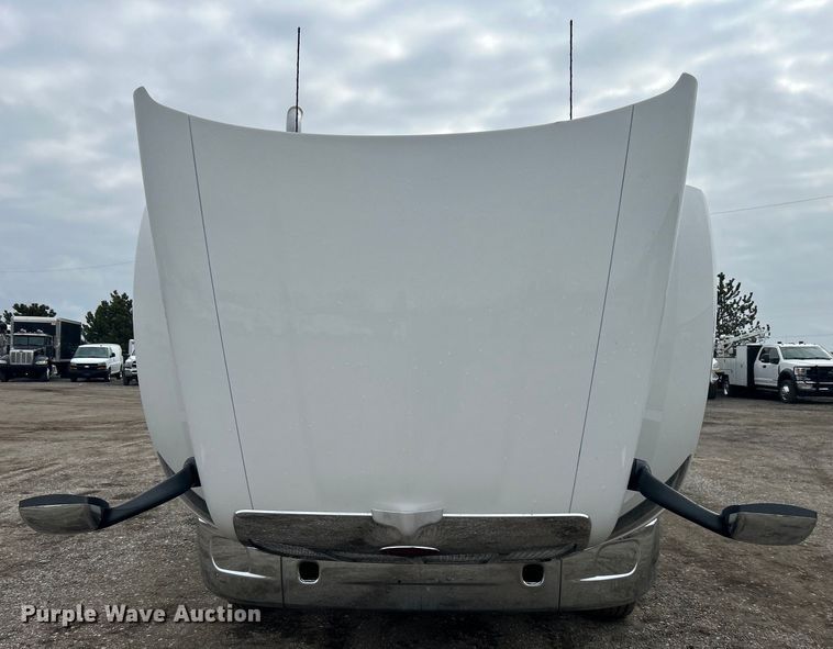 image for item EG1268 2019 Peterbilt  579 semi truck