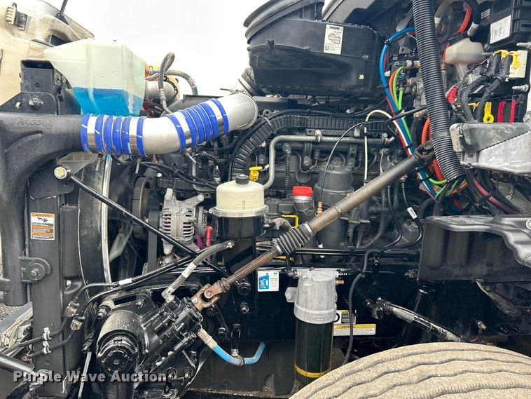 image for item EG1268 2019 Peterbilt  579 semi truck