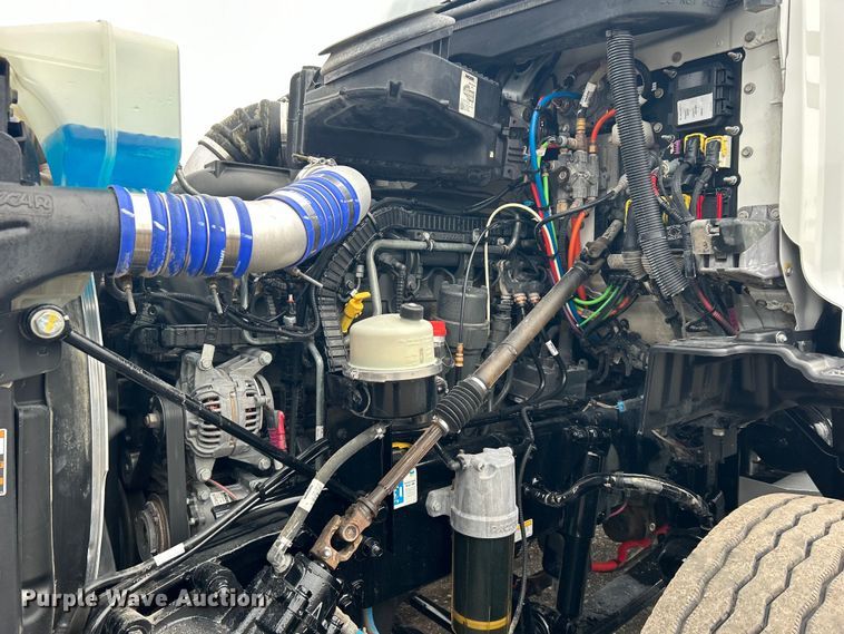 image for item EG1268 2019 Peterbilt  579 semi truck