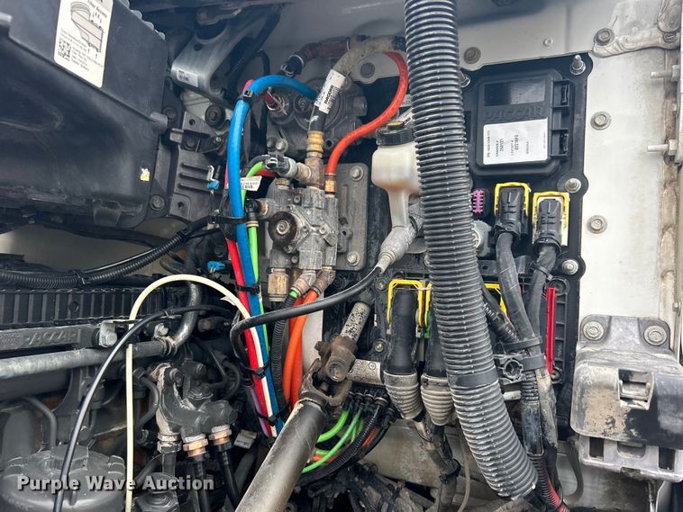 image for item EG1268 2019 Peterbilt  579 semi truck