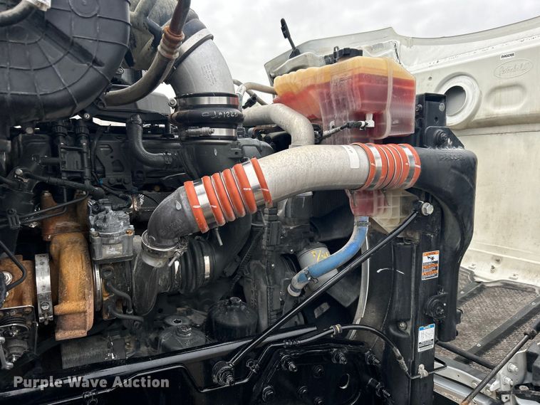 image for item EG1268 2019 Peterbilt  579 semi truck