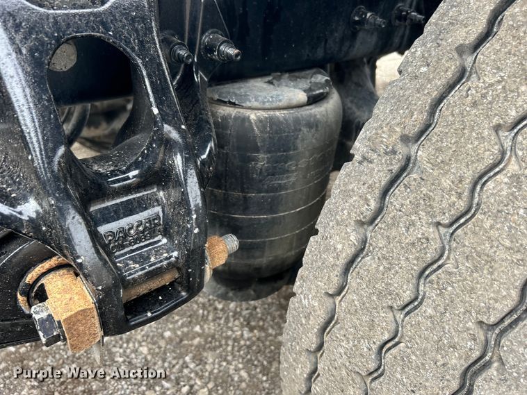 image for item EG1268 2019 Peterbilt  579 semi truck