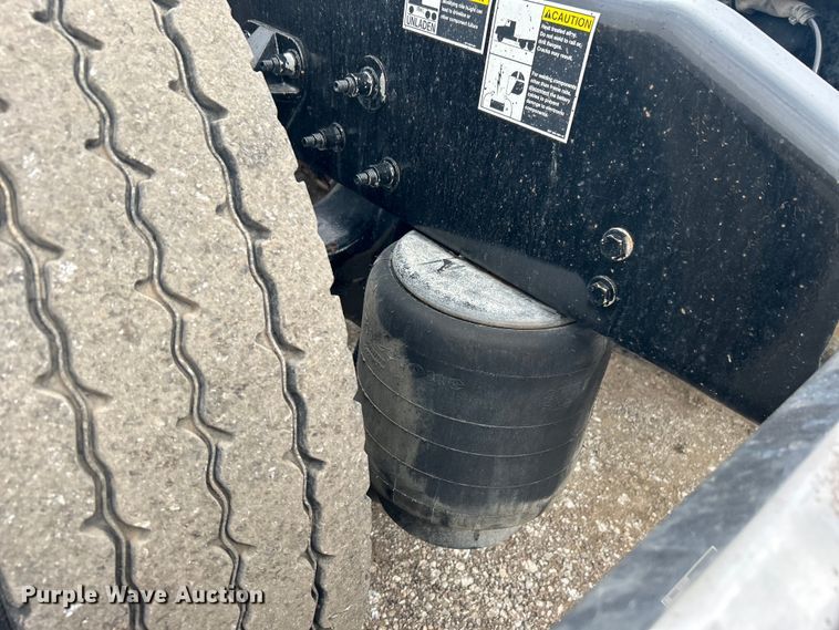 image for item EG1268 2019 Peterbilt  579 semi truck