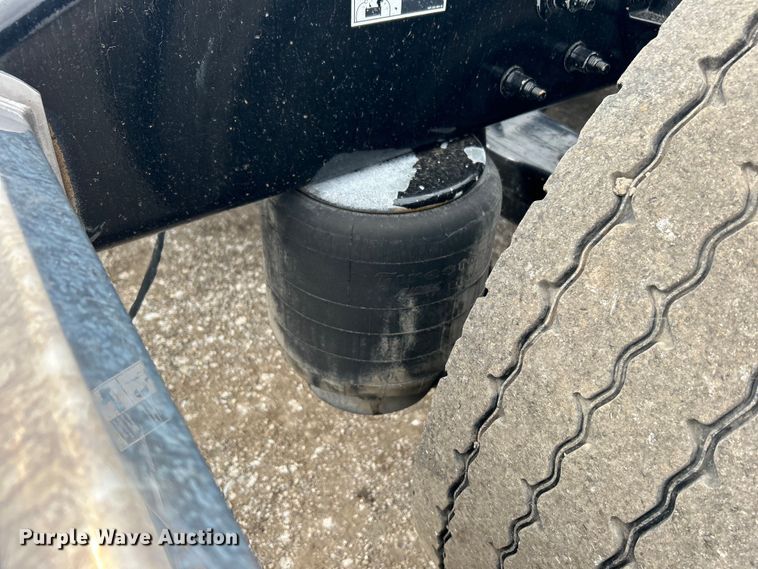 image for item EG1268 2019 Peterbilt  579 semi truck