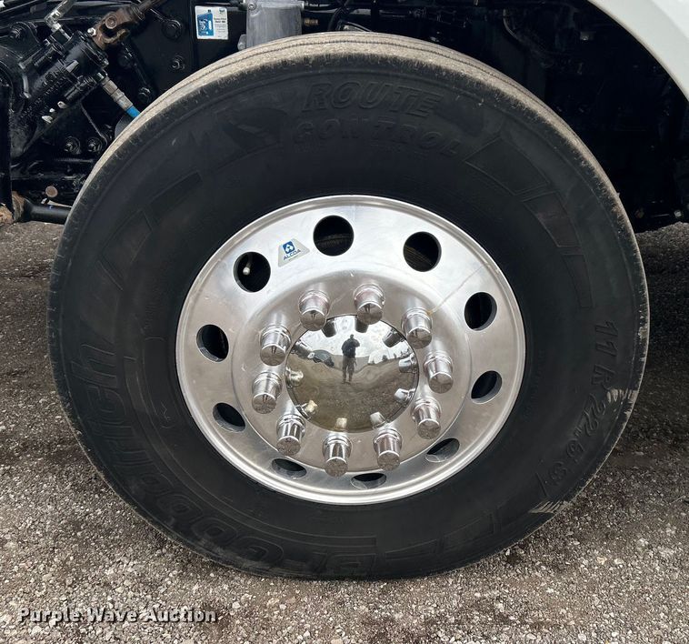 image for item EG1268 2019 Peterbilt  579 semi truck