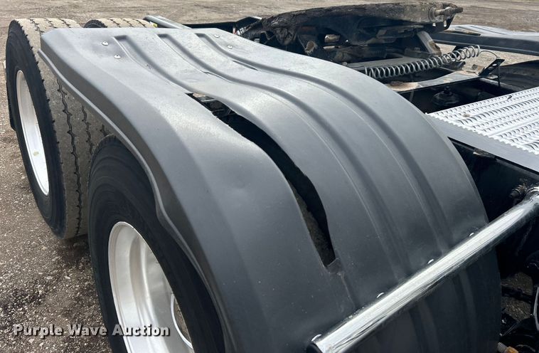 image for item EG1268 2019 Peterbilt  579 semi truck