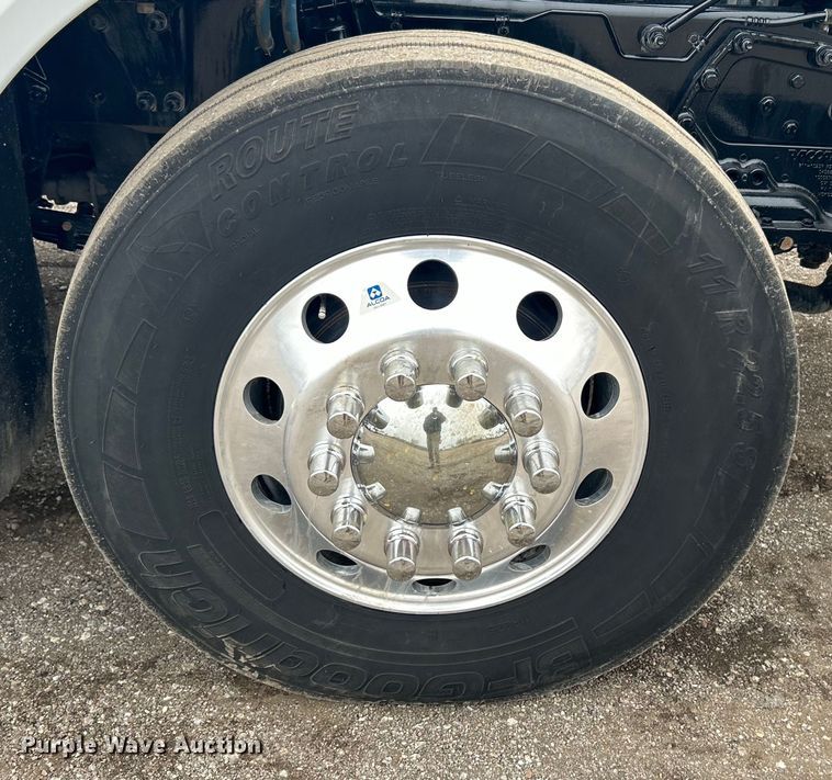 image for item EG1268 2019 Peterbilt  579 semi truck