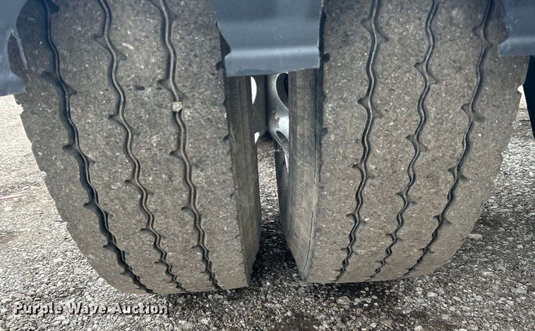 image for item EG1268 2019 Peterbilt  579 semi truck