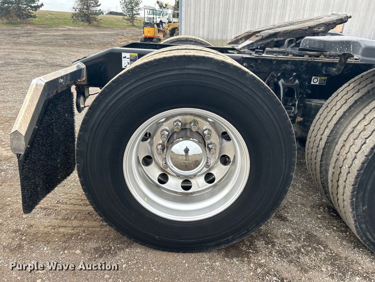 image for item EG1268 2019 Peterbilt  579 semi truck