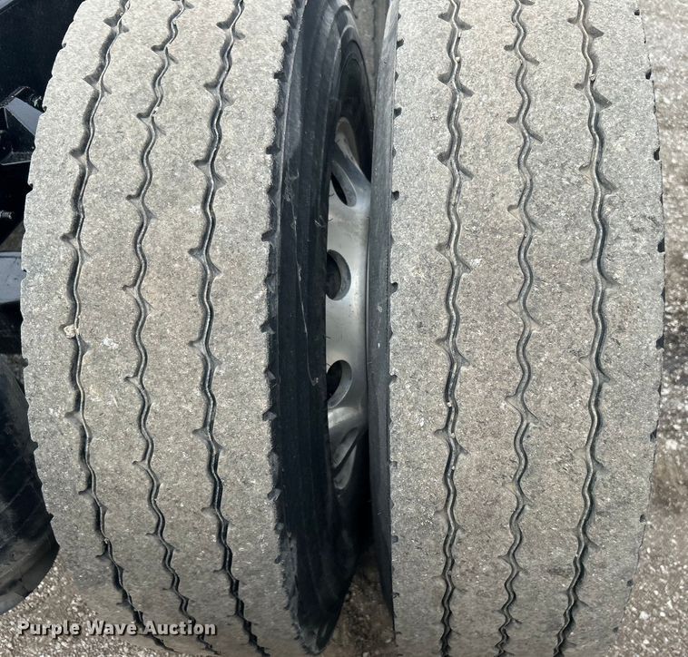 image for item EG1268 2019 Peterbilt  579 semi truck