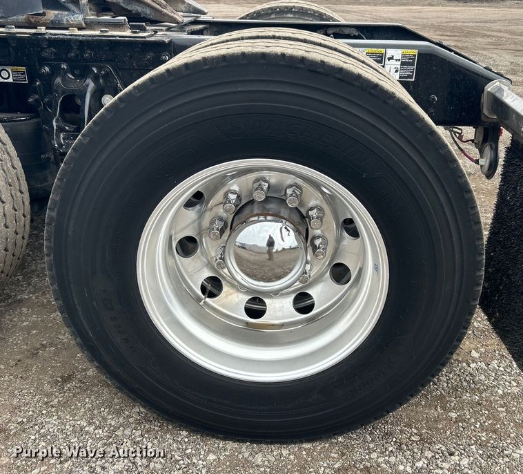 image for item EG1268 2019 Peterbilt  579 semi truck