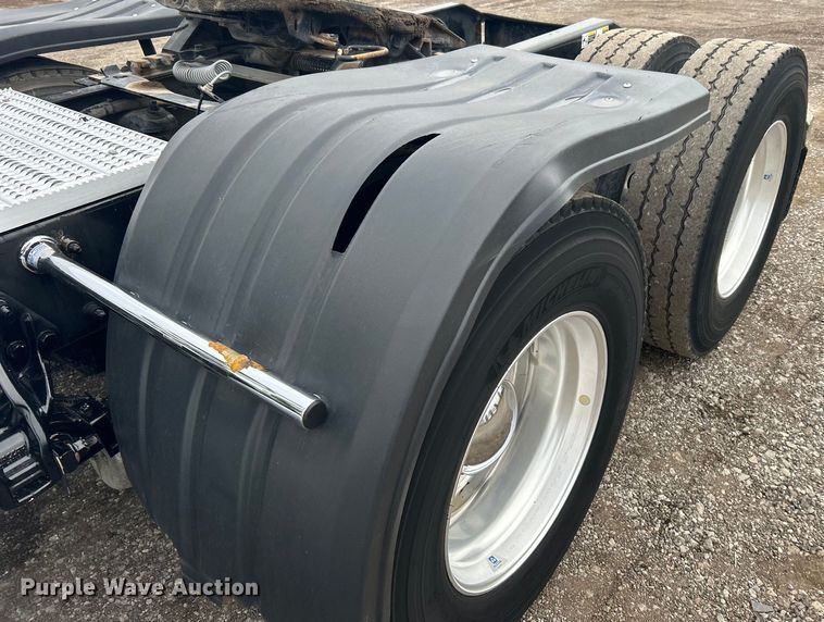 image for item EG1268 2019 Peterbilt  579 semi truck