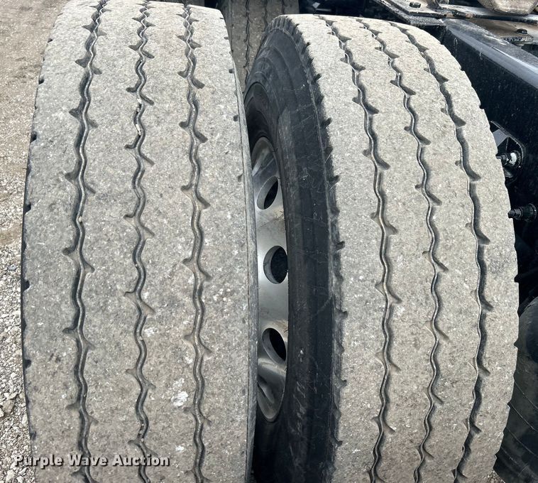 image for item EG1268 2019 Peterbilt  579 semi truck