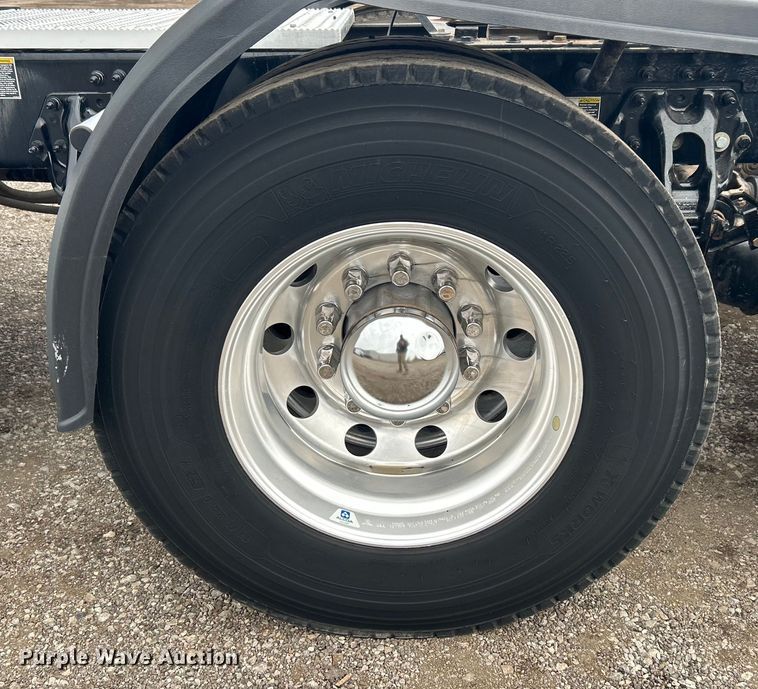 image for item EG1268 2019 Peterbilt  579 semi truck