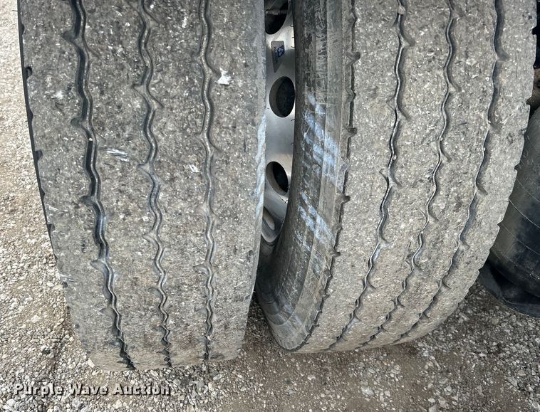 image for item EG1268 2019 Peterbilt  579 semi truck