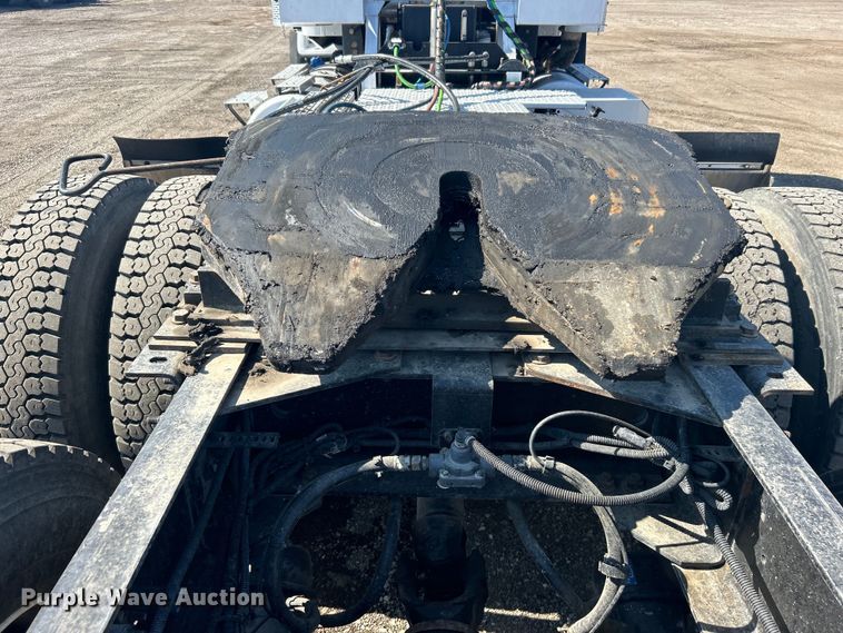 image for item EG1272 2016 Caterpillar CT660S semi truck