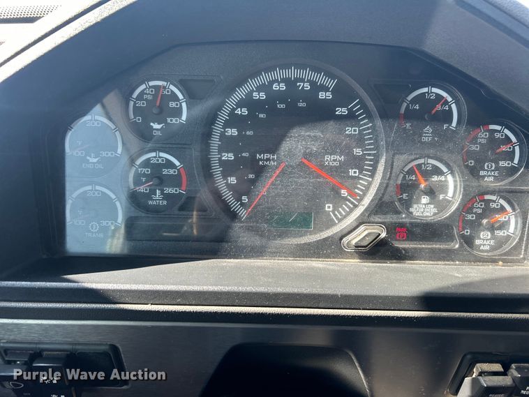 image for item EG1272 2016 Caterpillar CT660S semi truck