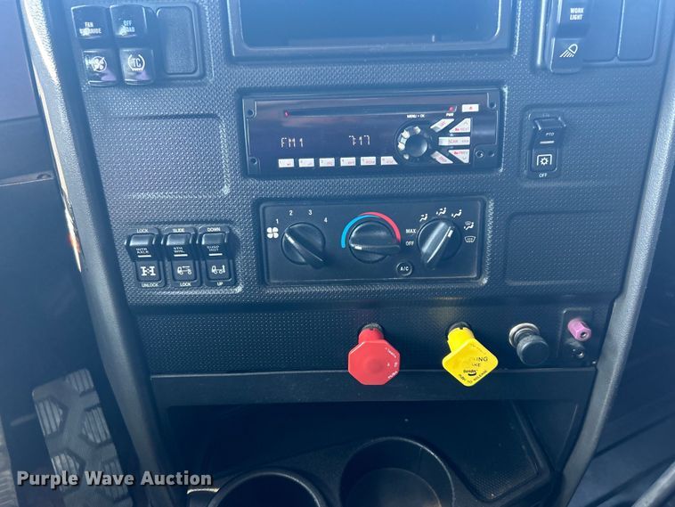 image for item EG1272 2016 Caterpillar CT660S semi truck