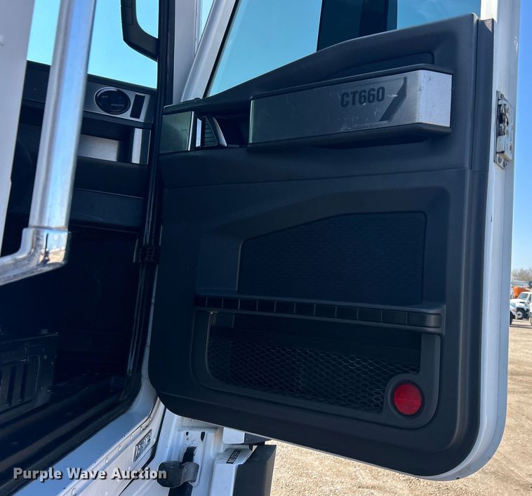 image for item EG1272 2016 Caterpillar CT660S semi truck