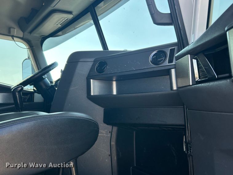 image for item EG1272 2016 Caterpillar CT660S semi truck