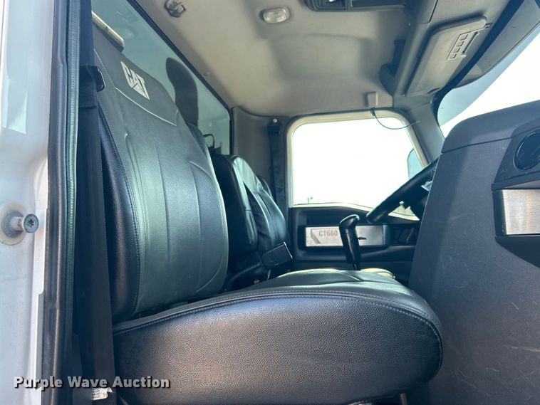 image for item EG1272 2016 Caterpillar CT660S semi truck