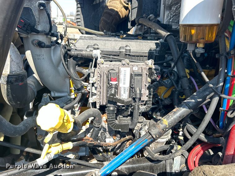 image for item EG1272 2016 Caterpillar CT660S semi truck