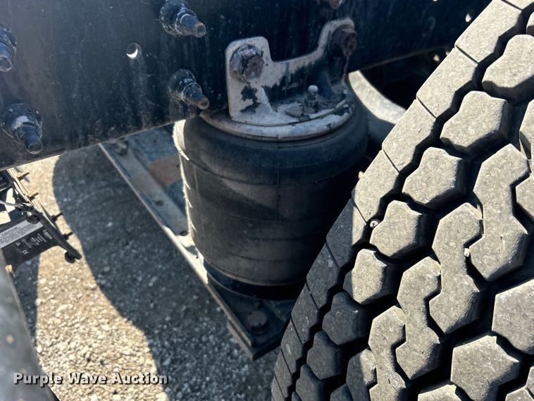 image for item EG1272 2016 Caterpillar CT660S semi truck