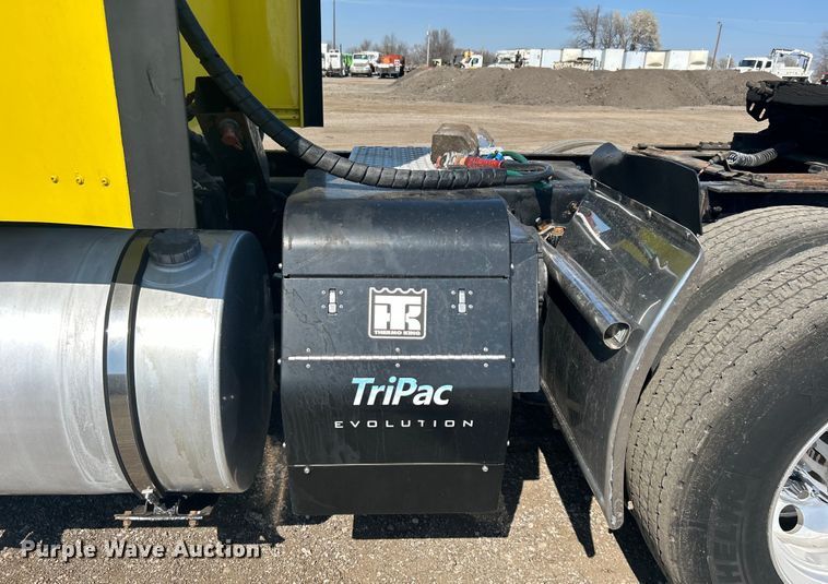 image for item EG1273 2009 Kenworth  T660 semi truck