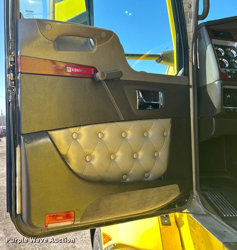 image for item EG1273 2009 Kenworth  T660 semi truck