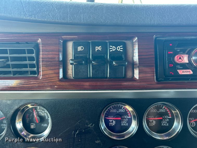 image for item EG1273 2009 Kenworth  T660 semi truck