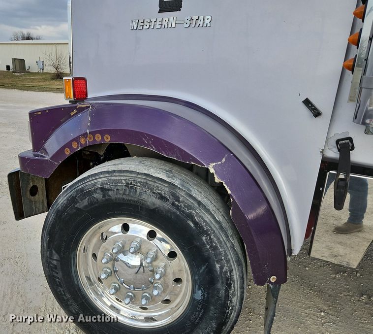 image for item EI3609 2000 Western Star 4900E semi truck