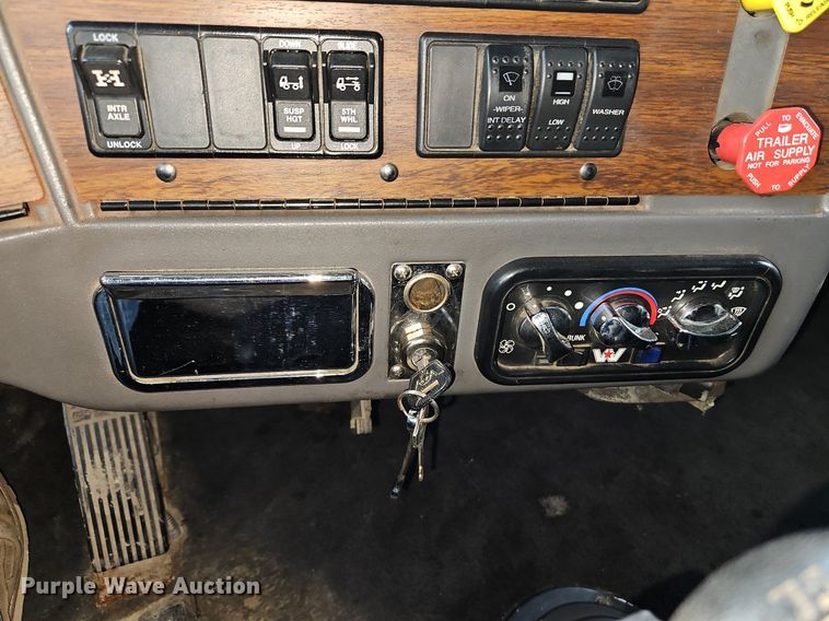 image for item EI3609 2000 Western Star 4900E semi truck