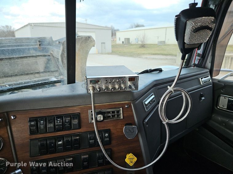 image for item EI3609 2000 Western Star 4900E semi truck