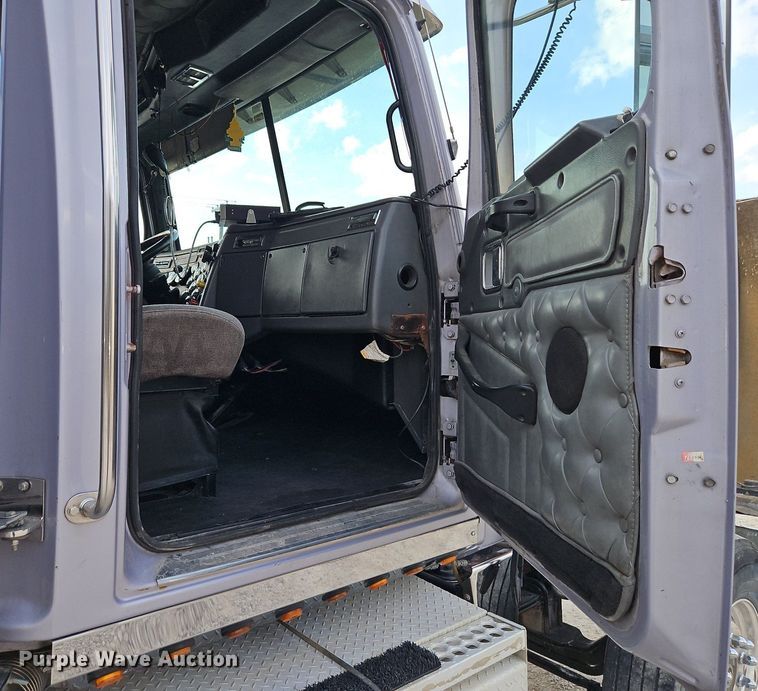image for item EI3609 2000 Western Star 4900E semi truck