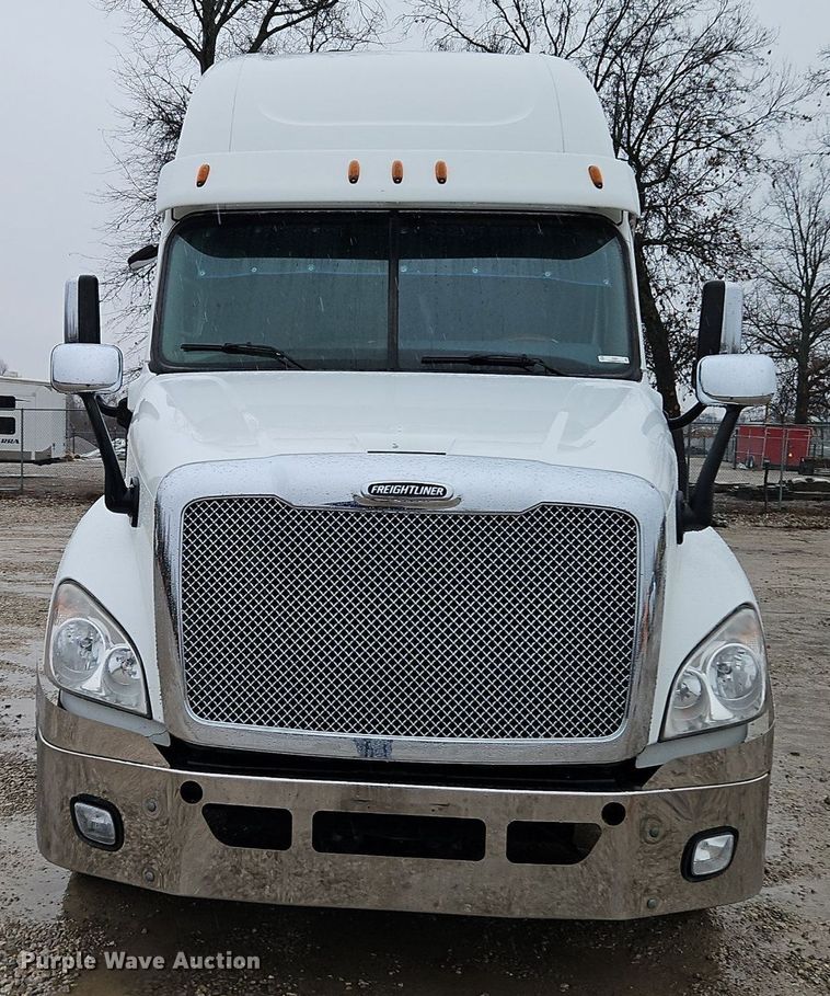 image for item EI3621 2016 Freightliner  Cascadia semi truck